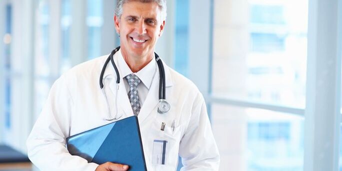 Il medico cura i funghi delle unghie