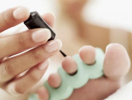 Trattare le unghie con smalto per un'infezione fungina